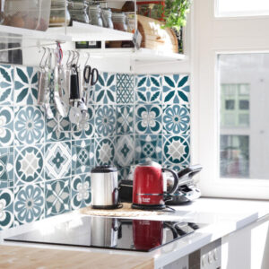 Fliesenaufkleber floral ornamente in Dunkelblau fuer die Kueche