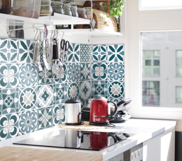 Fliesenaufkleber floral ornamente in Dunkelblau fuer die Kueche