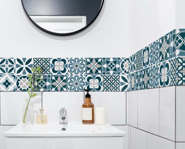 Fliesenaufkleber floral ornamente in Dunkelblau fuer das Bad