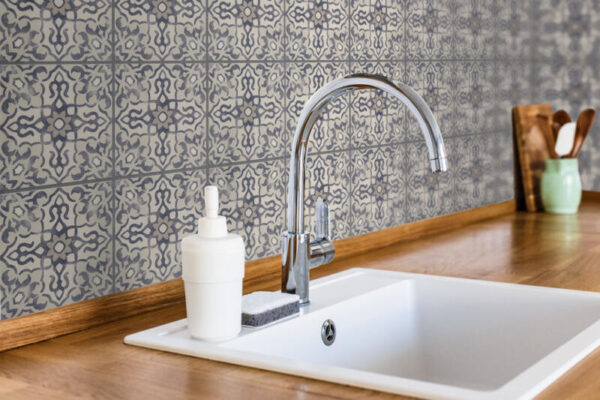 Fliesenaufkleber ornamente portugiesisch in Beige fuer die Kueche