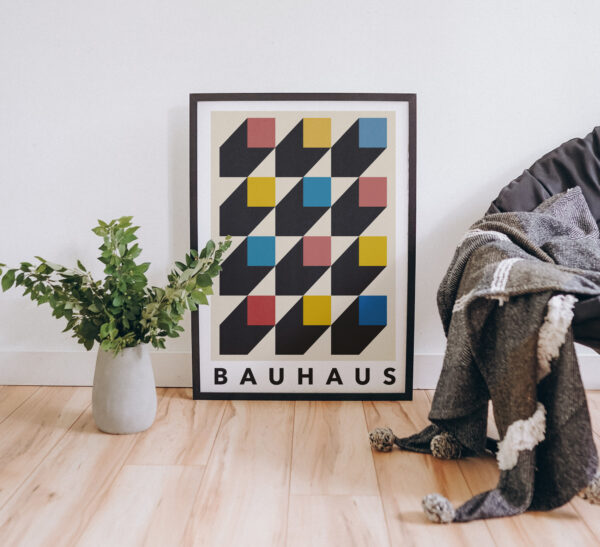 Bauhaus Stil Poster Plakat in einem schwarzen Rahmen. An eine Wand angelehnt