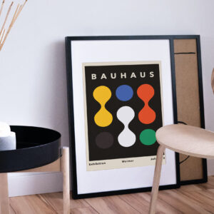 Bauhaus Stil Poster Plakat in einem schwarzen Rahmen. An eine Wand angelehnt