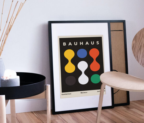 Bauhaus Stil Poster Plakat in einem schwarzen Rahmen. An eine Wand angelehnt