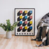 Bauhaus Stil Poster Plakat in einem schwarzen Rahmen. An eine Wand angelehnt