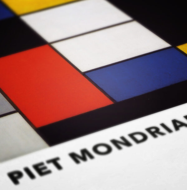 Entdecken Sie das zeitlose Piet Mondrian Komposition A, 1923 Vintage Poster – ein Meisterwerk des De Stijl Stils.