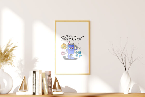 Pop-Art-Poster "Always Stay Cool" mit einem blauen Getränkebecher, umgeben von sonnigen Symbolen, Eiswürfeln und Blumen. Perfekt für eine erfrischende und fröhliche Wanddekoration.