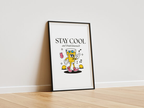 Pop-Art-Poster "Stay Cool and Drink Lemonade" gerahmt und angelehnt.